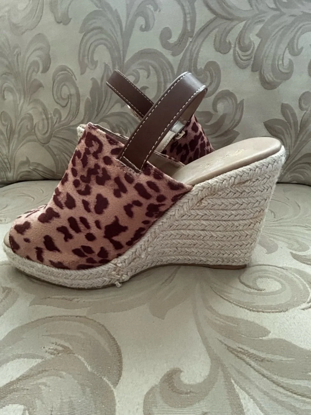 Qupid Women’s 9 Leopard Print Open-Toe Wedge Heeled Sandals Buckle Brown Tan